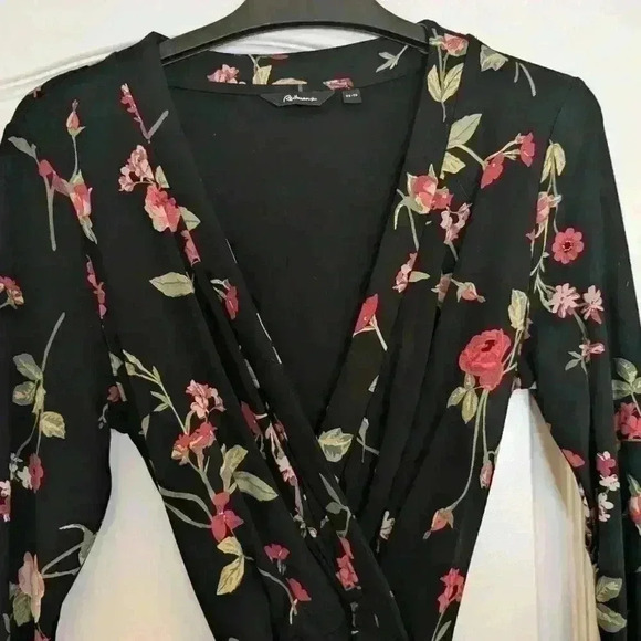 Reitmans size Xs dark  floral red flower wrap dress - Picture 2 of 9
